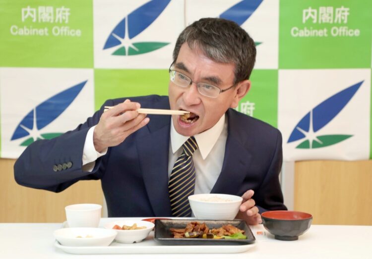 プラントベース食品（大豆を原材料とした代替肉）を試食する河野太郎規制改革担当相（当時）。食品用の大豆自給率は約25％（時事通信フォト）