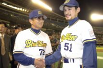 仰木監督とイチロー（時事通信フォト）