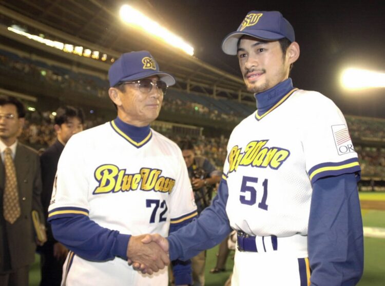 仰木監督とイチロー（時事通信フォト）