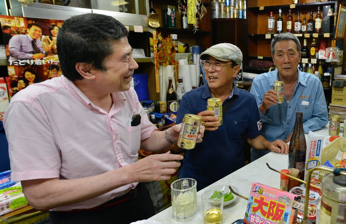 「隣で飲めばすぐ友達やね」と冷えた酒で乾杯