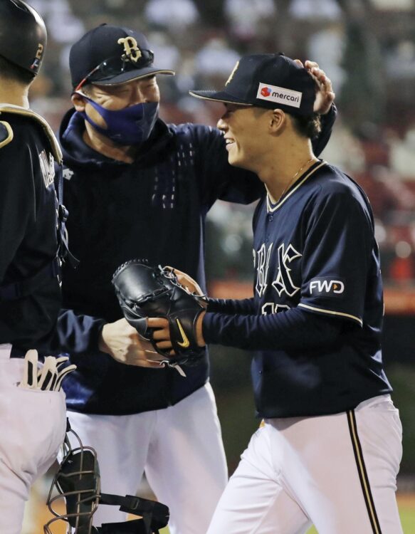 中嶋聡監督（左）と山本由伸投手（写真／共同通信社）