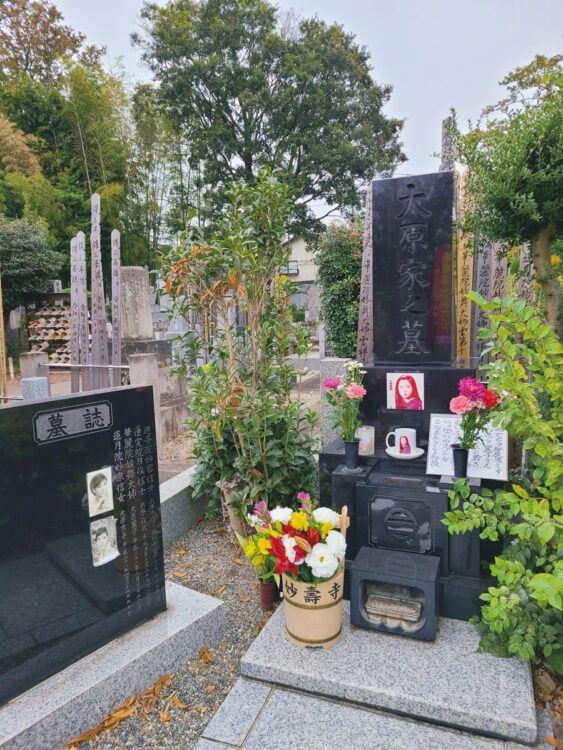 世田谷区北烏山にある妙壽寺は、井の頭線・久我山駅から徒歩18分程度。大原麗子の戒名は「華麗院妙舞大姉」