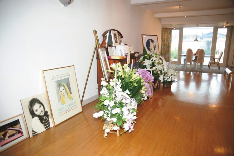 最後の住まいとなった世田谷区岡本の自宅。亡くなった直後、親交の深かった高倉健を含めたくさんの花が届いた。写真／女性セブン（C）高柳茂
