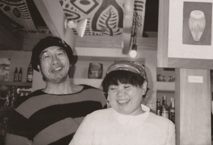 西岡恭蔵と妻KUROの2ショット写真。いつも二人で旅しながら歌をつくった