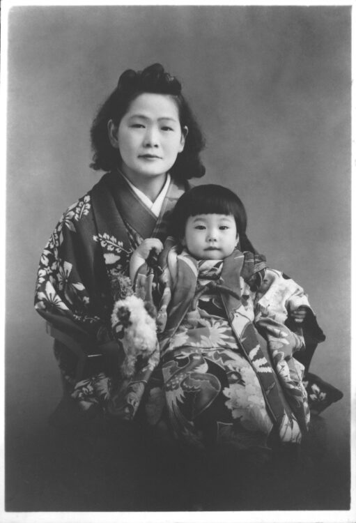 幼少期、母親と写真館で。父親は文京区千石で和菓子店を経営し裕福だった