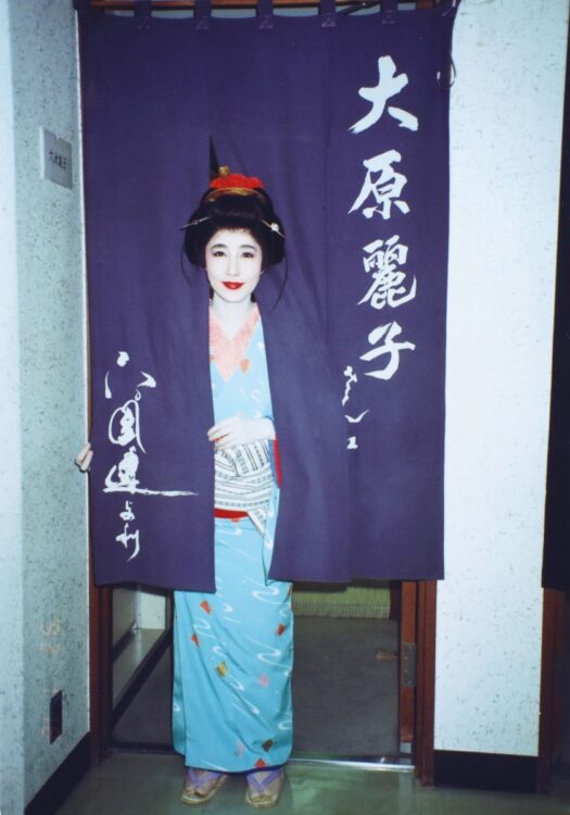 高倉健さんが贈った楽屋用の暖簾。左に本名の「小田剛一」と染め抜かれている