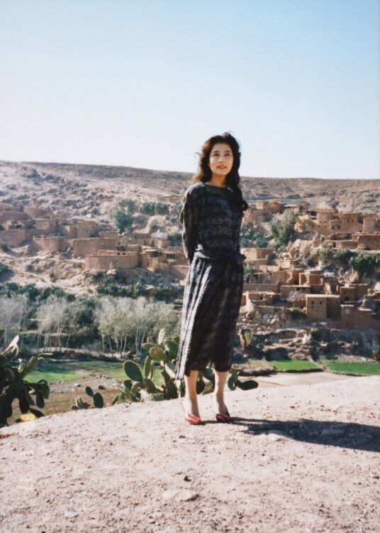 1986年、モロッコにて。プライベート旅行にスタッフを連れていき、もてなすことも頻繁にあったという
