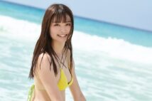 達家真姫宝 健康的な黄色ビキニで見せた透き通る美肌