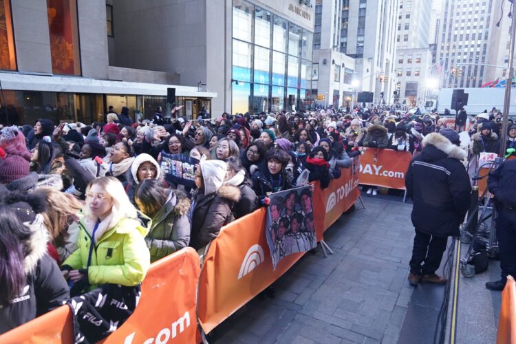 朝の情報番組『The Today Show』の公開収録にニューヨーク中のアーミーが集結（写真／GettyImages）