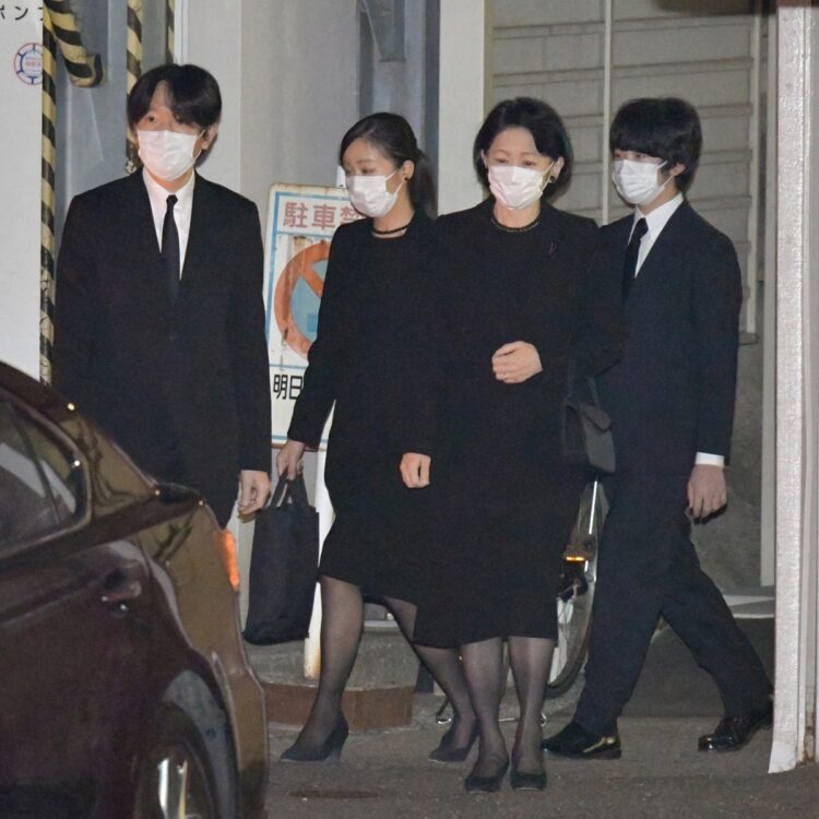 秋篠宮ご夫妻、佳子さま、悠仁さまも葬儀に参列された。最愛の父を亡くし、紀子さまは沈痛なご表情でうつむかれていた（11月6日、東京・新宿区）