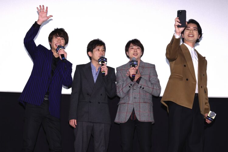 会見に出席した嵐のメンバー