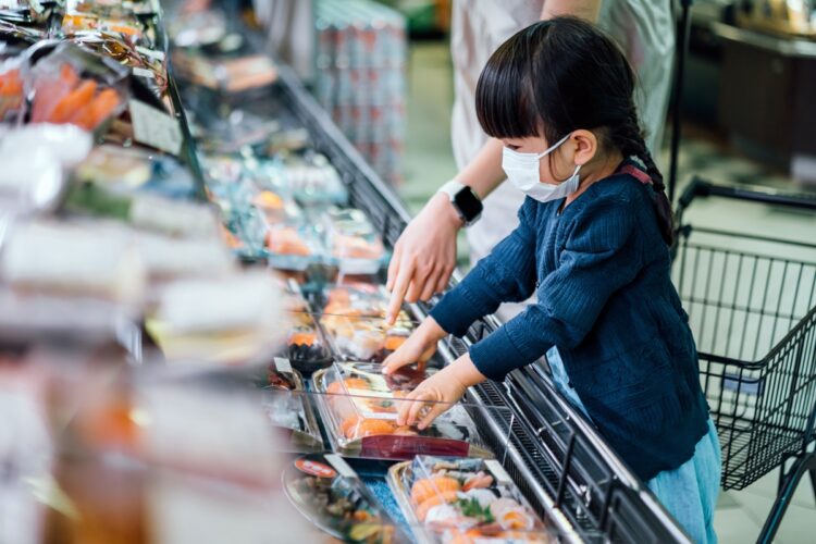 スーパーの生鮮食品コーナーでも“旬”と“産地”をキーワードに魚介類を選びたい（写真／GettyImages）