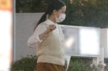 写真家の知人らと帰宅する蒼井優