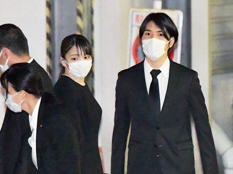 小室眞子さん、祖父・川嶋辰彦さん葬儀に参列　夫と寄り添いお別れの日