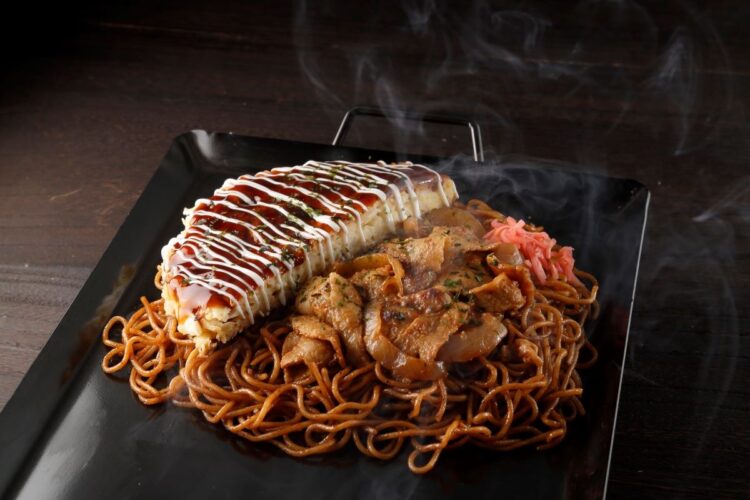 「焼そば！お好み焼！豚生姜！近ちゃんの猛打賞焼」（近藤選手監修商品／現在は販売終了）