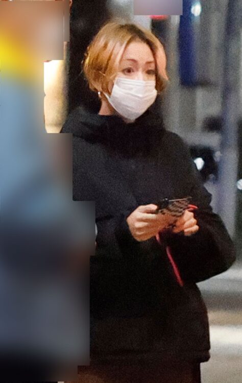 誕生日のお祝いが終わり、帰路につく木村カエラ