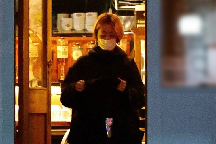 店から出てきた木村カエラ