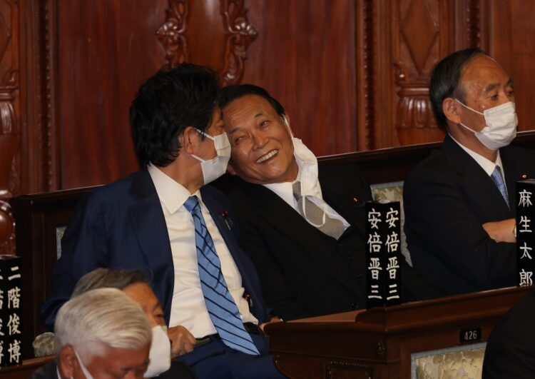 麻生氏と安倍氏（写真は昨年11月／JMPA）