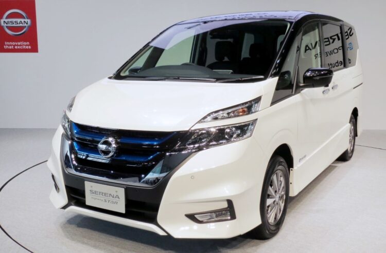 2018年に発売したミニバン「セレナ」の電動車（時事通信フォト）