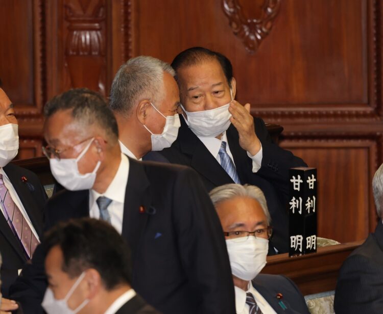 甘利氏と二階氏（写真／JMPA）