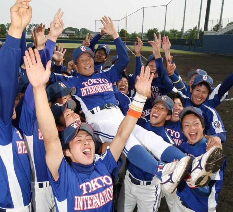 晩年は東京国際大学の監督も務めた。東京新大学春季リーグで初優勝して胴上げされる古葉竹識さん(時事通信フォト)