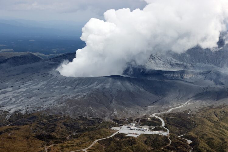 10月20日の阿蘇山噴火も前兆の1つ（時事通信フォト）