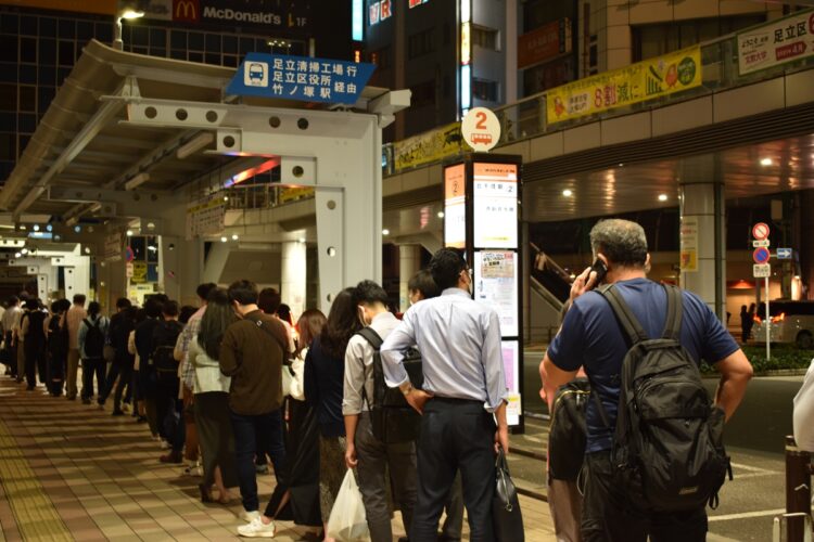 10月7日に発声した地震で電車がストップし、タクシー乗り場に列をなした帰宅困難者（時事通信フォト）