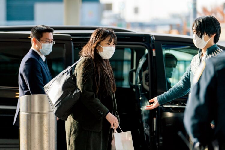 現地の市警に警備されながら到着した眞子さんの表情には笑顔が。車へ乗り込む際には、小室さんが眞子さんをエスコート