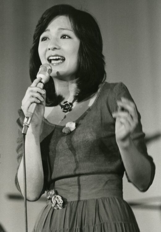 1974年に『雨だれ／白い季節』でデビューした太田裕美はピアノの弾き語りと美しい高温で人気を獲得。1975年12月に発売した『木綿のハンカチーフ』は翌年大ヒットし、約87万枚のセールスを記録した（撮影／女性セブン写真部）
