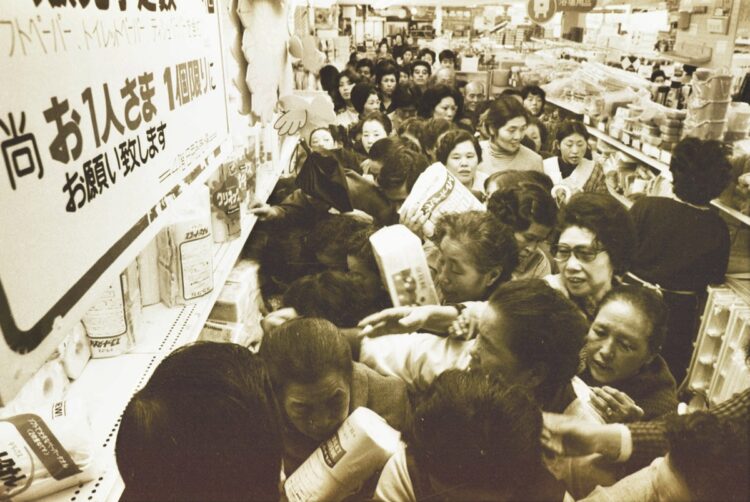 1973年のオイルショックではトイレットペーパーを買い占める人が続出した（写真／共同通信社）