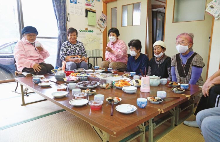 お待ちかねのお茶の時間。会話が弾み、賑やかだ