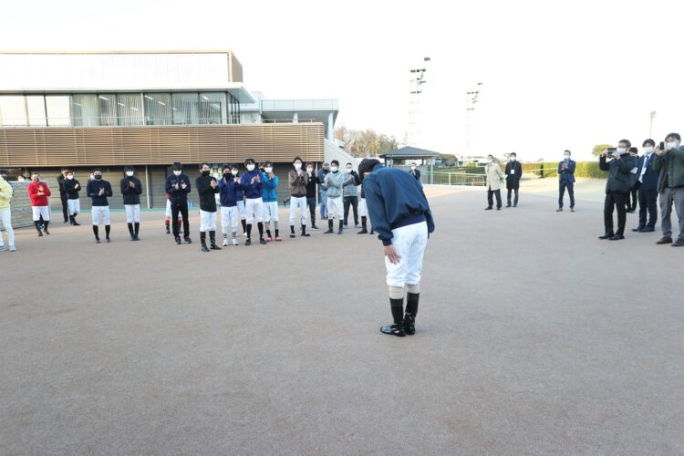 大勢の仲間たちに見送られた引退式（写真／JRA）