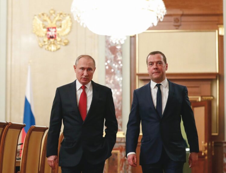 プーチン氏（左）とメドベージェフ氏（写真／AFP＝時事）