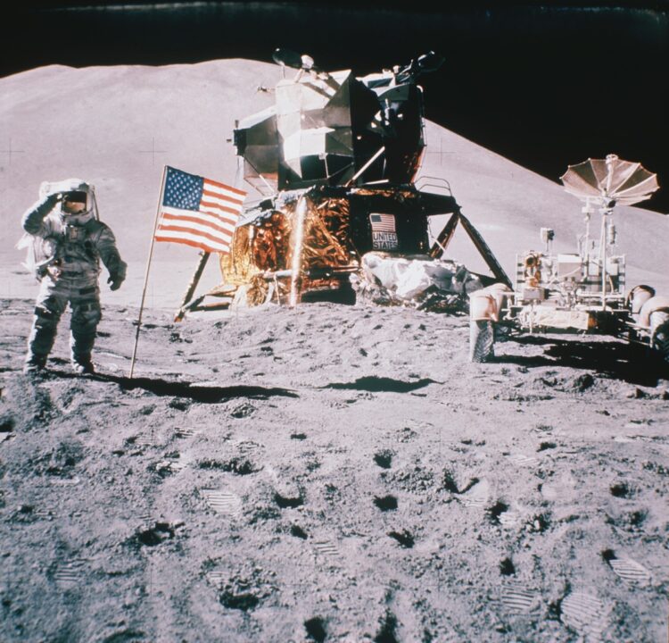 NASAと飛行士たちとの交信記録には『月にはサンタクロースがいた』『奴らがわれわれを監視している』『また訪問者だよ……』『OK、バニーガールを探す』といった不可解な言葉が多数、残されていた（時事通信フォト）