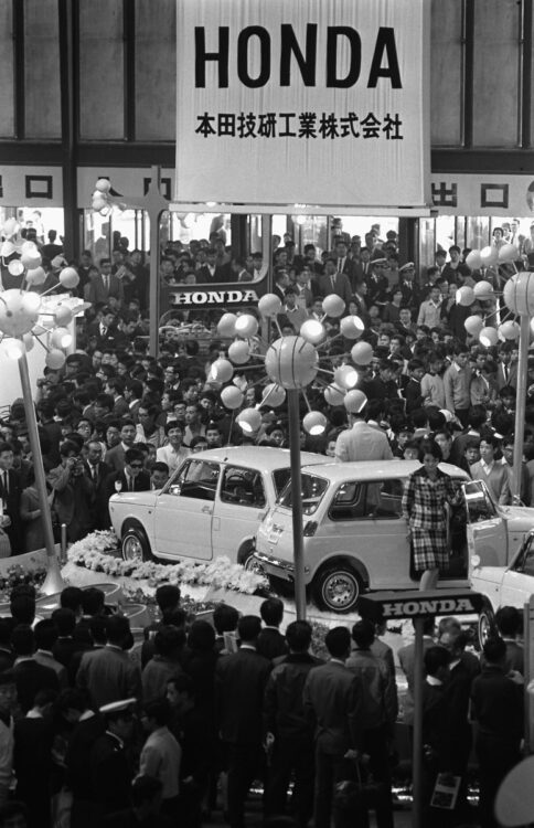マイカー元年と言われる1966年の東京モーターショー。いまや地方では車は一家に一台ではなく一人に一台（時事通信フォト）