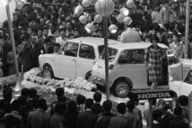 マイカー元年と言われる1966年の東京モーターショー。いまや地方では車は一家に一台ではなく一人に一台（時事通信フォト）