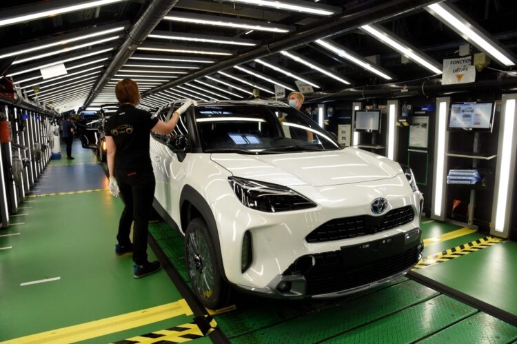 フランス北部オネンにあるトヨタの工場。工員がヤリスクロスのチェックをしている（イメージ、AFP＝時事）