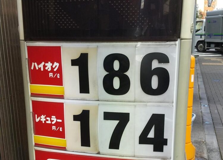 2021年10月13日、東京都内のガソリン価格を示す看板（時事通信フォト）