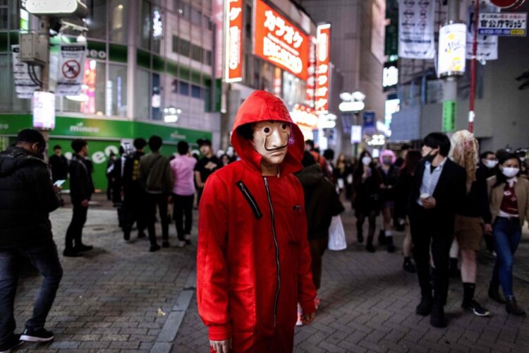 2021年10月30日、コロナ禍のハロウィン。多くの人が行き交っていた（AFP＝時事）