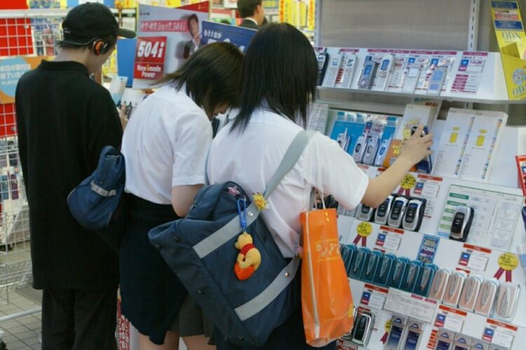 2002年7月、3Gサービスが始まったころの量販店携帯電話売り場（時事通信フォト）
