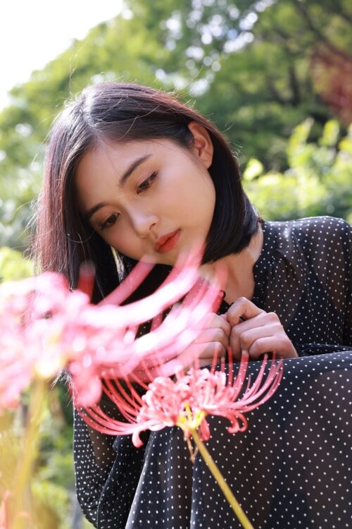 彼岸花を見つめる姿