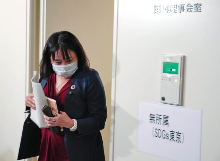 1人会派「SDGs東京」の議員控室を出る木下富美子都議。11月9日（時事通信フォト）