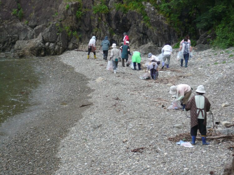 定期的に海や浜を巡回し、ゴミ拾いをする重茂の女性たち