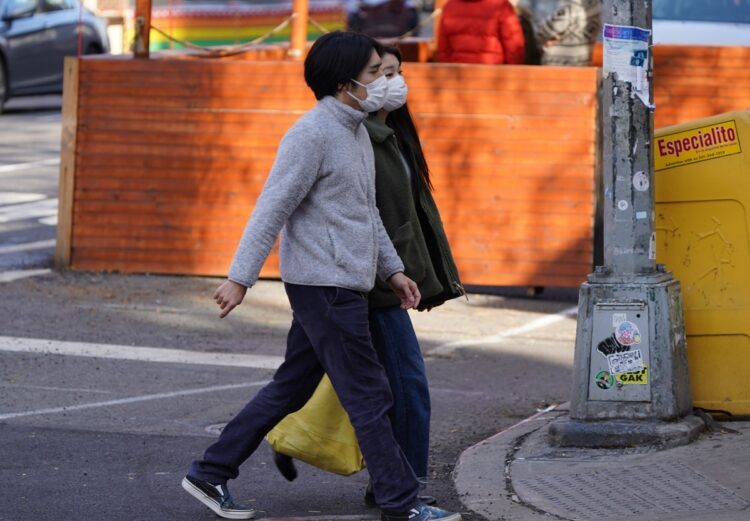 文化も違う米国の地を歩く小室圭さんと眞子さん