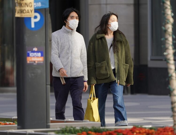 足下の花壇も鮮やか