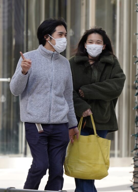 ニューヨークを歩く小室圭さんと眞子さん夫妻