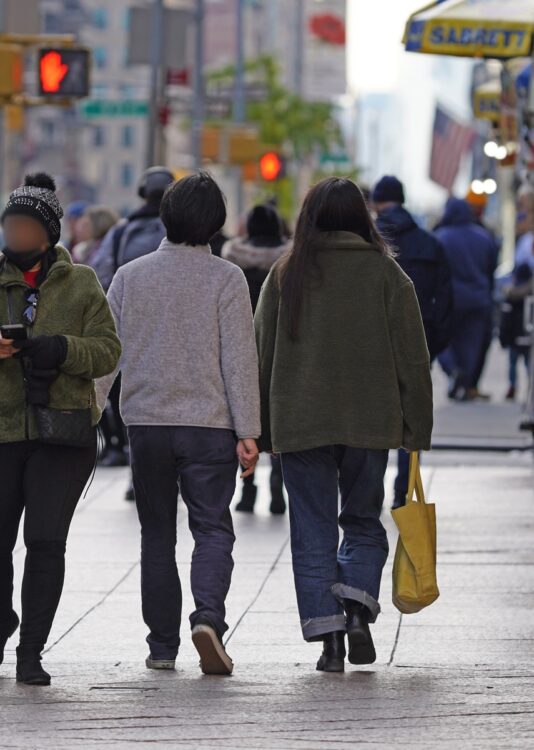 眞子さんは黄色のバッグを持ち出かけることも