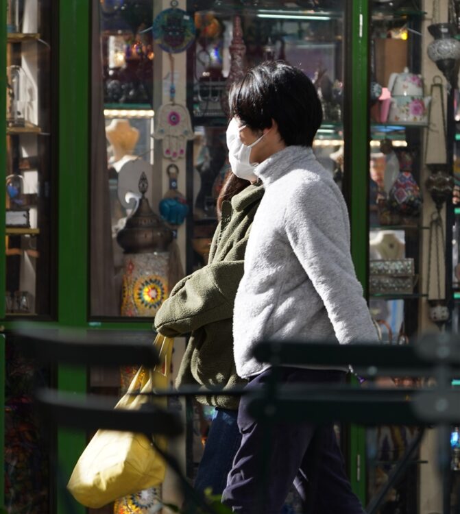 ニューヨークの街を2人で歩く小室圭、眞子夫妻