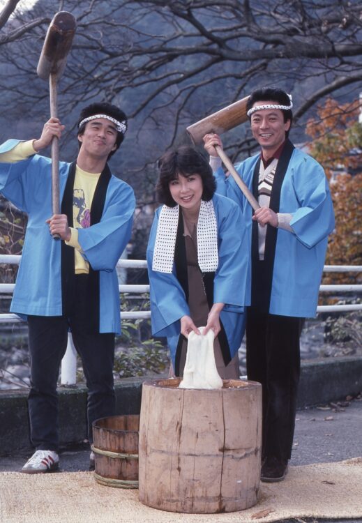 ドラマ『あんちゃん』で主演を務め、高視聴率を獲得した水谷豊（右）。伊藤蘭とは共演をきっかけに、6年半の交際を経て1989年に結婚（写真／女性セブン写真部）
