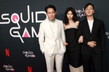 主人公を演じたイ・ジョンジェ、モデル出身のチョン・ホヨン、主人公の幼なじみ役のパク・ヘス(AFP=時事)